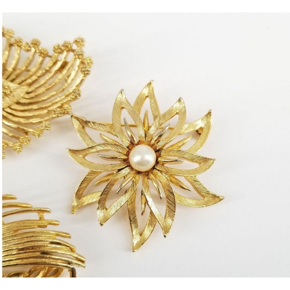 Vintage Lisner Gold-Tone Faux Pearl Floral Costume Brooch Assortment 52.1g - Picture 5 of 7